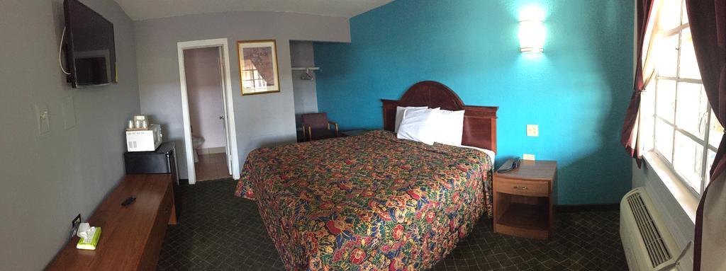 Mayo Inn Roswell Room photo